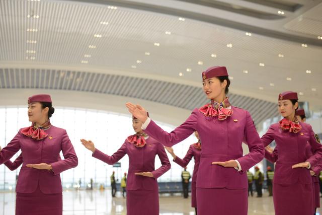 渝貴鐵路首發(fā)班組亮相，10名動妹展現(xiàn)專業(yè)服務禮儀